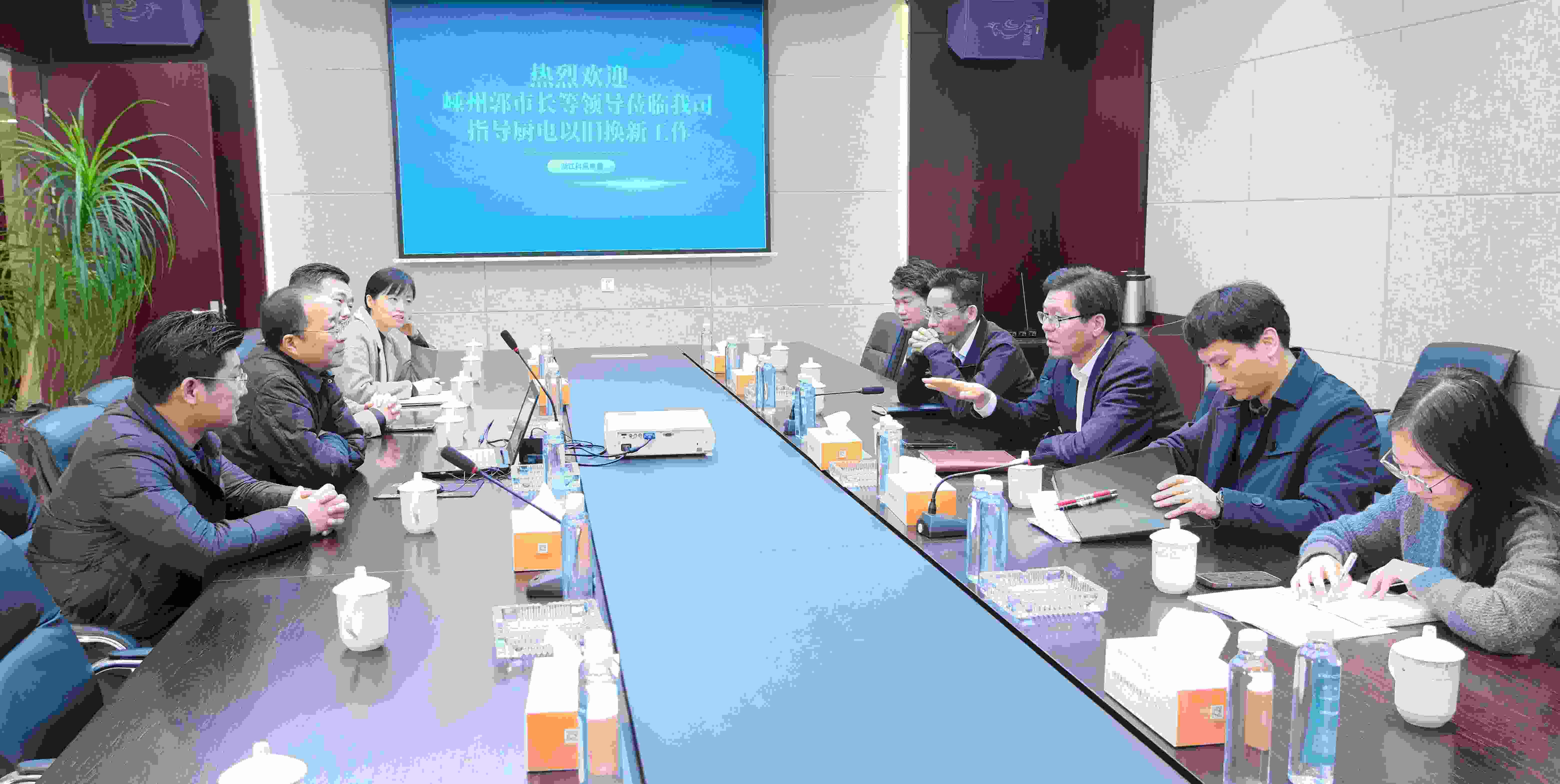 嵊州‌市副市長郭偉鋒，商務(wù)局領(lǐng)導(dǎo)一行蒞臨科恩調(diào)研廚電以舊換新工作！